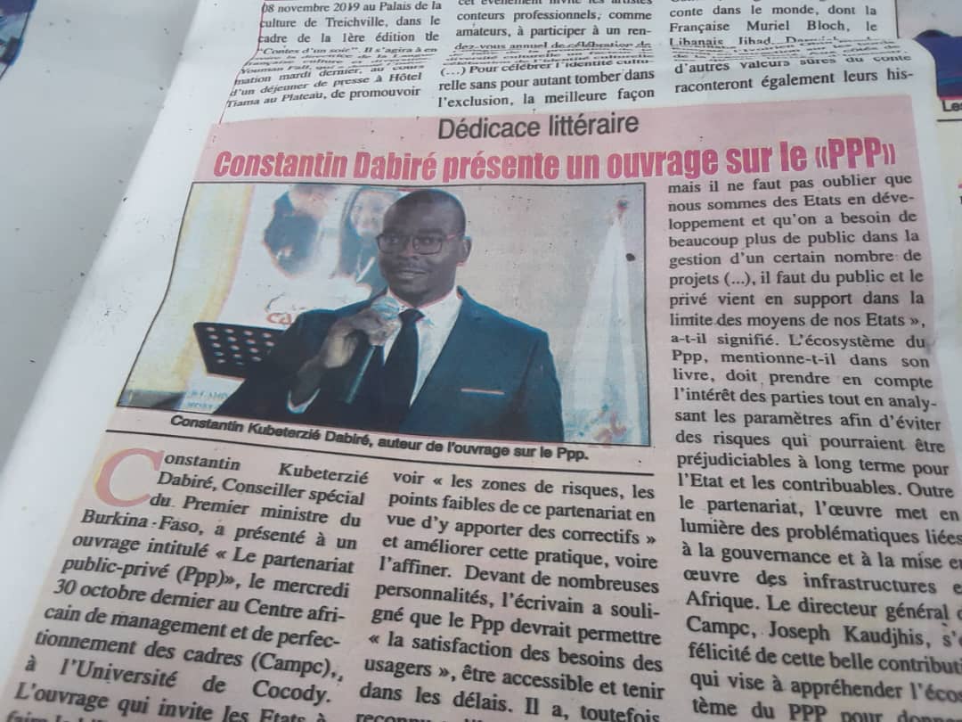 Dédicace littéraire de Constantin DABIRE sur son ouvrage le  « Partenariat Public-Privé » au CAMPC à Abidjan le 30 octobre 2019.